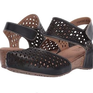 L'ARTISTE Women's Leather Ankle Strap Sandal